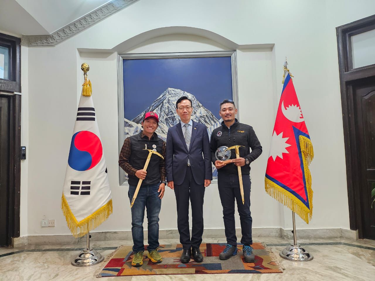 IFMGA guides Riten Jangbu, Ashish awarded Korea’s prestigious golden ice axes